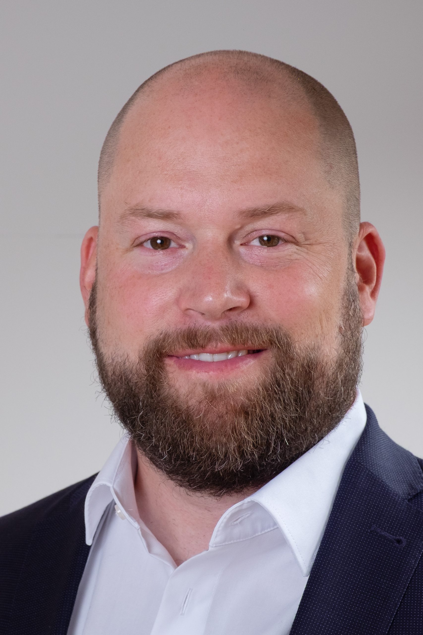 Das Bild zeigt Michel Sievers, Leiter Beratung & Vertrieb bei der 42 GmbH, Spezialist für Hotelberatung und IT